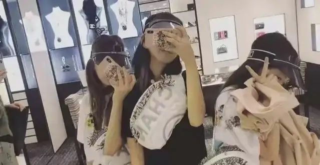 李嫣疑不满聚会照曝光，晒照回怼网友，被指个性十足像妈妈王菲