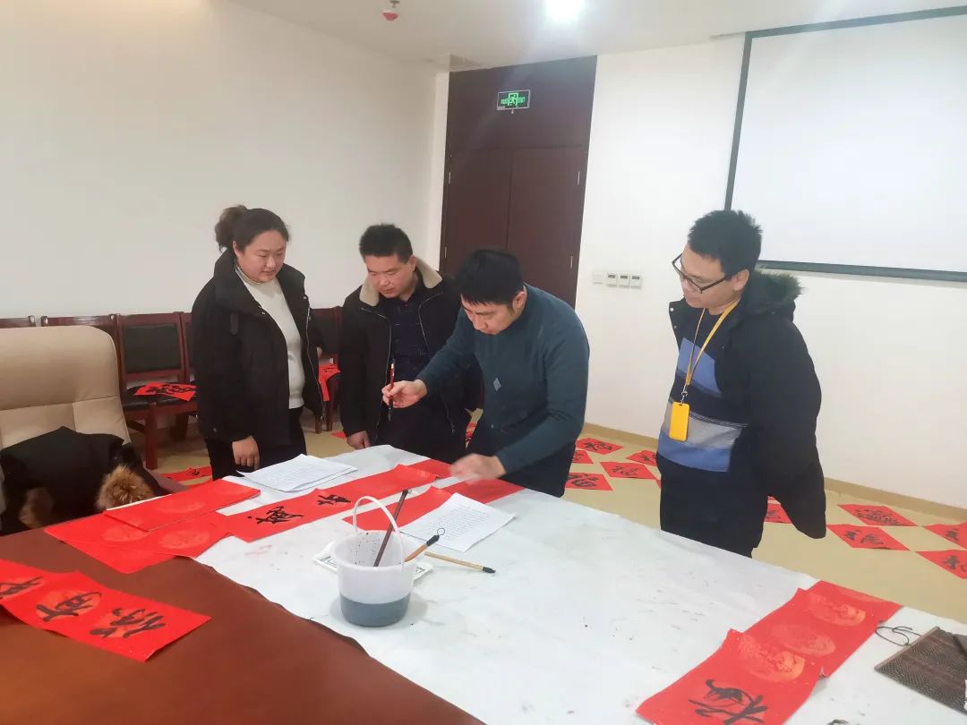 翰墨飘香送祝福，园区举办“文化进园区—迎新春送春联”活动