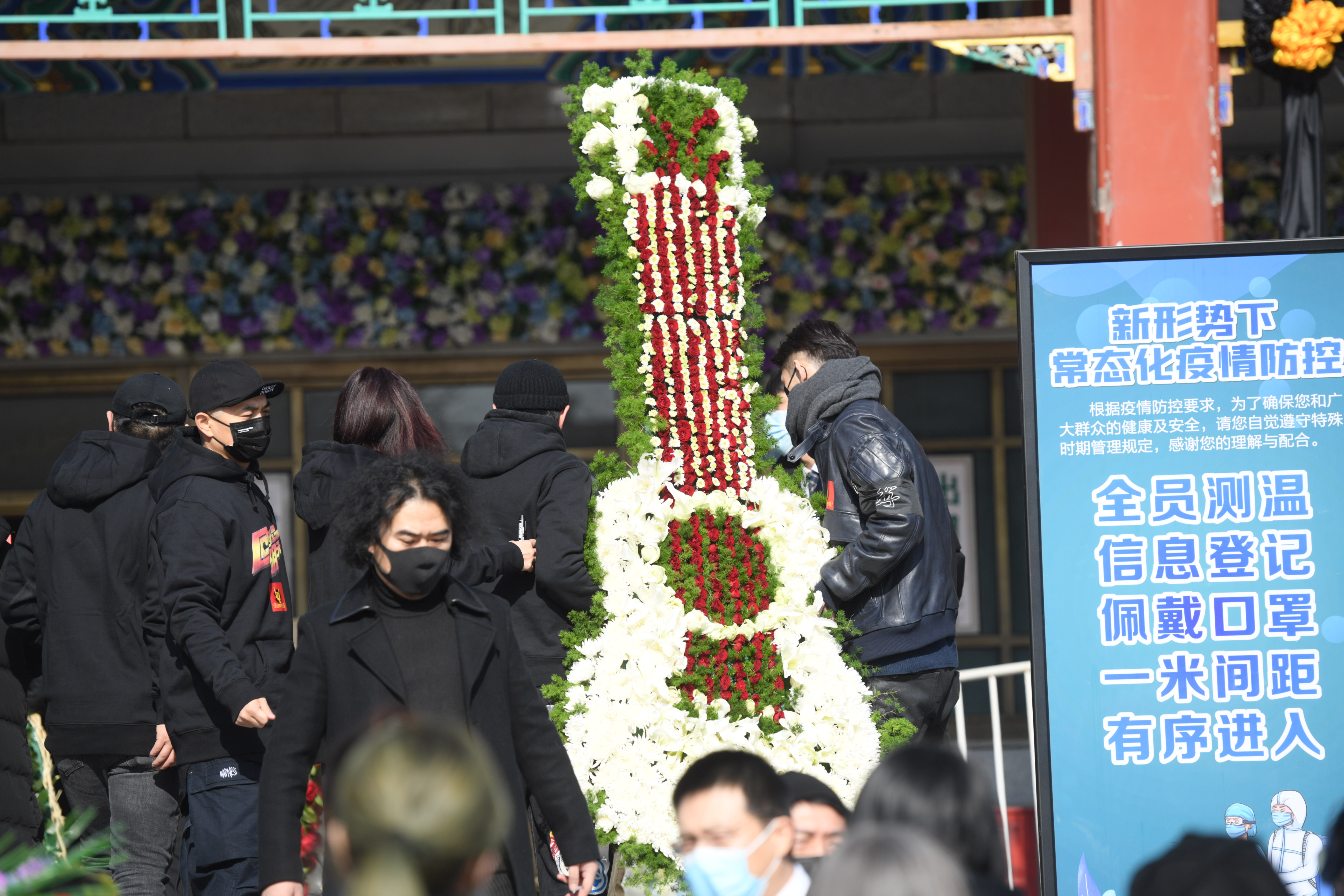 Zhao Yingjun leaves furnish toward the spot before the person such as the modest tall fir that the ceremony holds Chen Saicheng Xue in Beijing " guitar " wreath