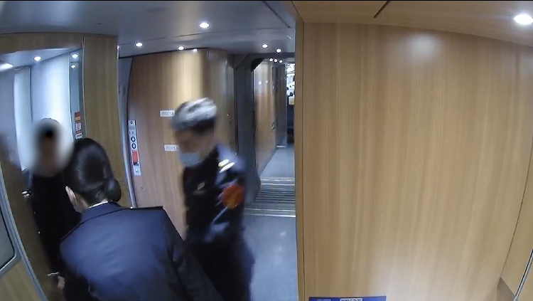 卫生间|男子躲高铁卫生间吸烟被限乘180天