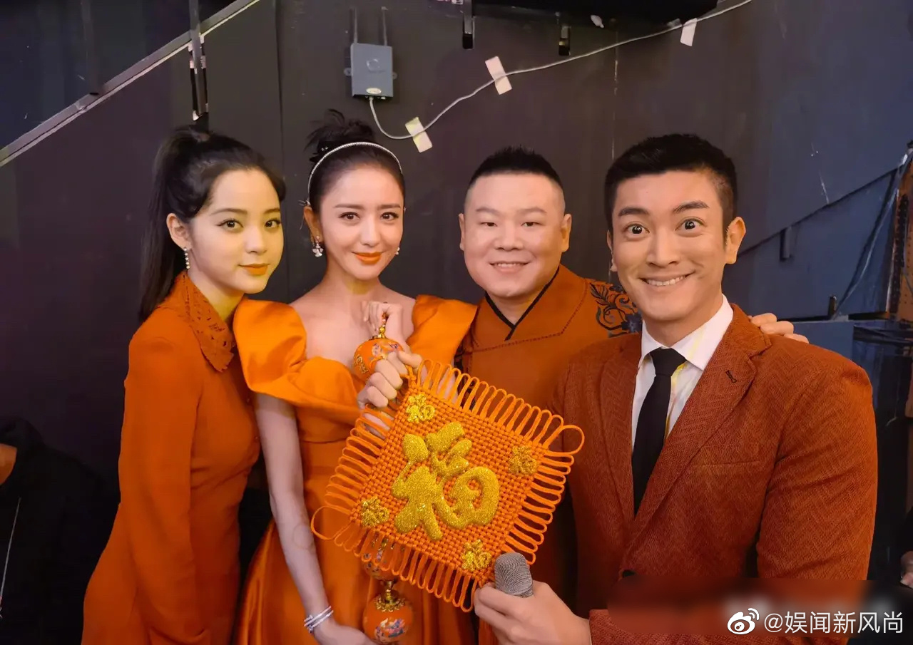 春晚|佟丽娅晒春晚后台合照，网友：脸小就是有优势！