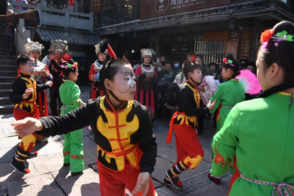 组图丨民俗文化迎新春 凤凰古城年味浓