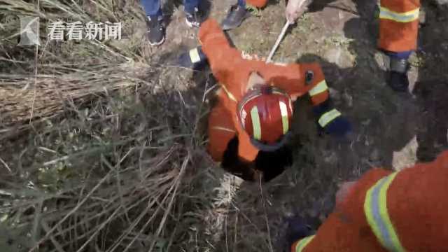 边走路边看手机 12岁女孩野外踏青坠入路边枯井