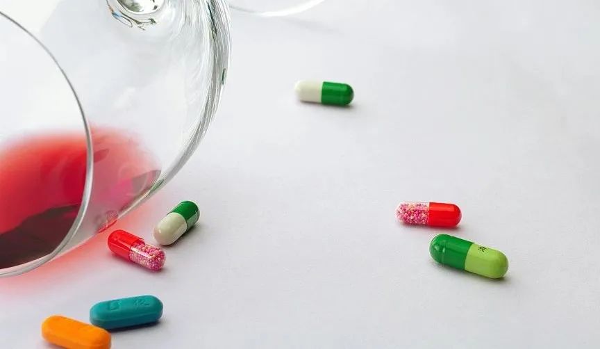 “頭孢就酒，說走就走”？這些藥和酒同服也一樣致命