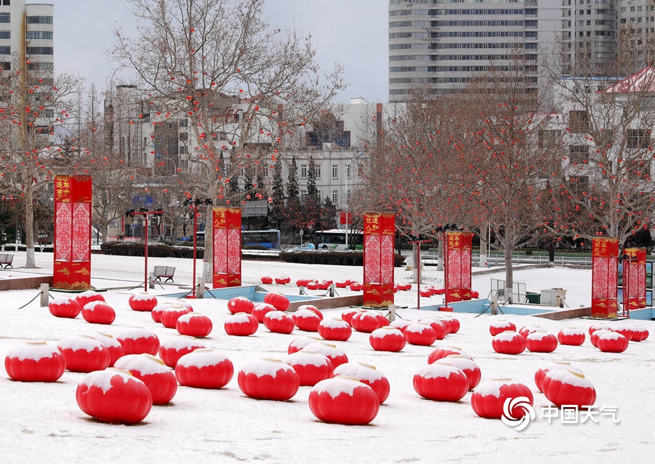 山东威海现降雪 道路湿滑阻交通