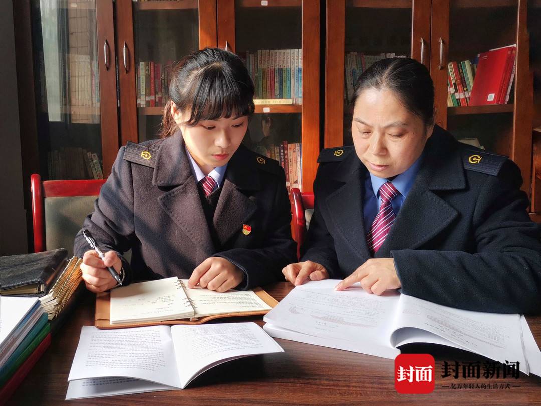 路兩端，都是家｜當(dāng)“第一個(gè)春運(yùn)”遇上“最后一個(gè)春運(yùn)”母女倆在站臺(tái)上完成“交接”