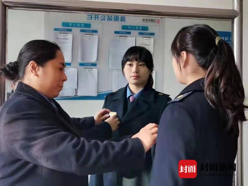 路兩端，都是家｜當(dāng)“第一個(gè)春運(yùn)”遇上“最后一個(gè)春運(yùn)”母女倆在站臺(tái)上完成“交接”