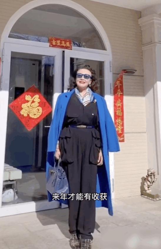 大s婆婆张兰秀10万奢侈包，宅家穿3万睡衣，官司身缠却越发高调
