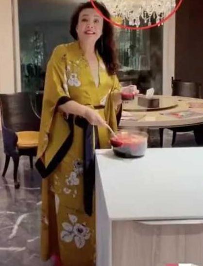 大s婆婆张兰秀10万奢侈包，宅家穿3万睡衣，官司身缠却越发高调
