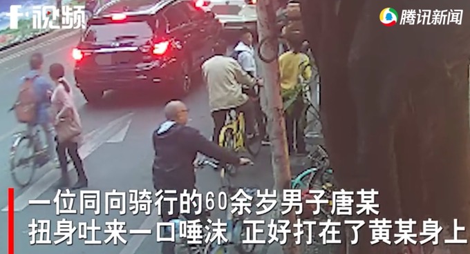 吐唾沫|大爷朝小伙吐唾沫被打成骨折 小伙行为构成了正当防卫