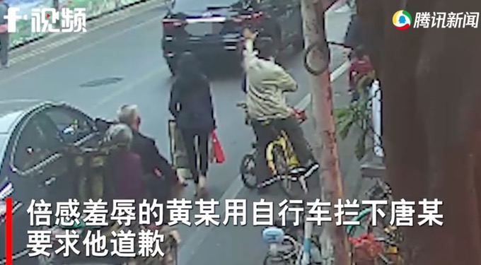 吐唾沫|大爷朝小伙吐唾沫被打成骨折 小伙行为构成了正当防卫