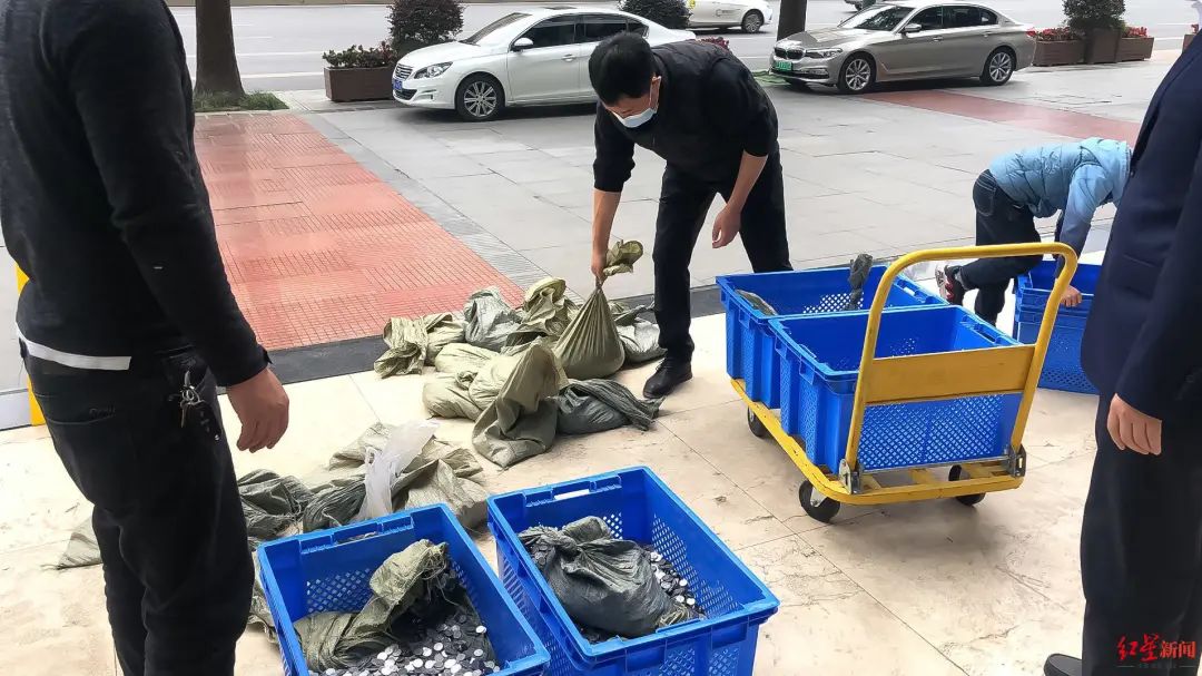 成都市民拖一吨硬币到银行存钱，哪来的？