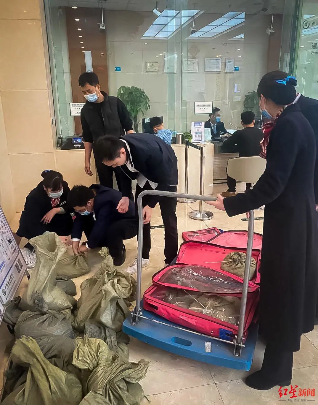成都市民拖一吨硬币到银行存钱，哪来的？