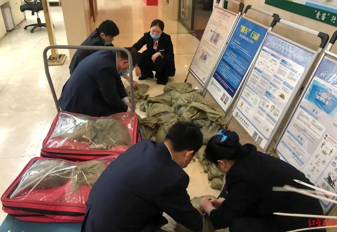 成都市民拖一吨硬币到银行存钱，哪来的？