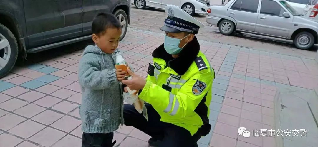 暖心交警救助走失儿童