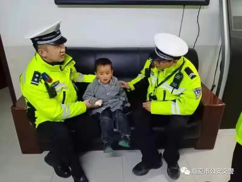 暖心交警救助走失儿童