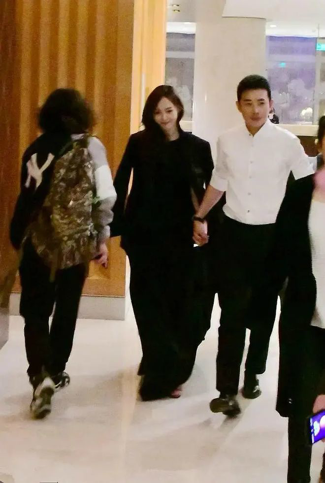 西装|唐嫣披罗晋西装外套 笑容甜蜜十足