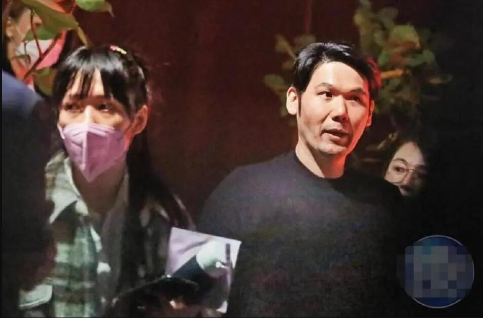 郭碧婷女儿罕露面，向华强向太逗不停，向佐变老婆的“提鞋小弟”