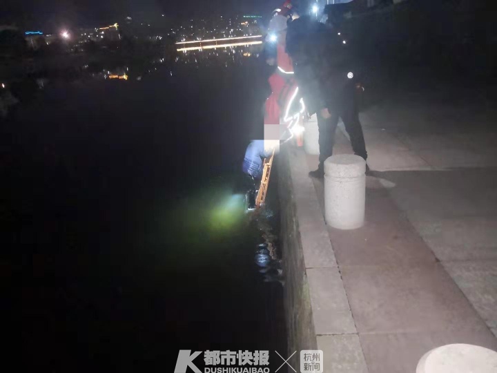 深夜 下半身湿漉的男子向民辅警 消防员深深鞠了一躬 这是为何