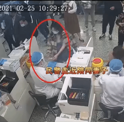 民警帶嫌疑人體檢卻偶遇懷孕6個月的妻子獨自產(chǎn)檢 網(wǎng)友：感動中心疼