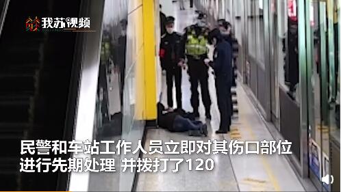 站着|小伙打两份工站着睡着摔倒受伤 成年人的生活没谁是容易的