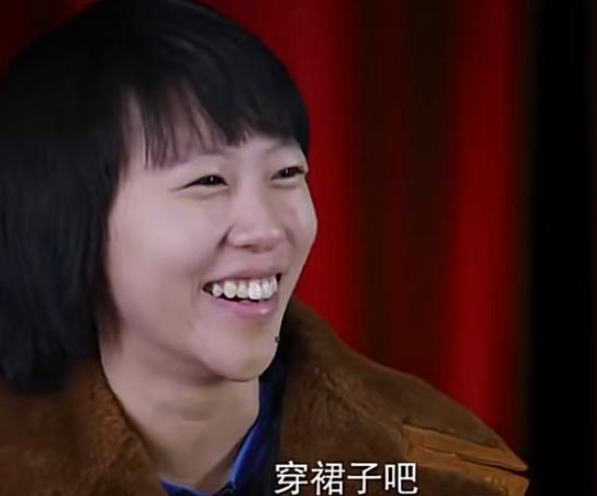 王菲女儿窦靖童为拍戏尝试吊带裙 含胸驼背显肚子