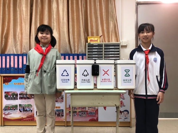 Dongguan pupil invents intelligent rubbish to classify a system, 2 dimension code is swept, essence of life casts rubbish definitely