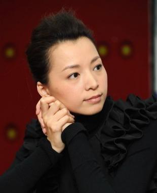 47岁董卿近照让人认不出，双眼皮又宽又深，眼周