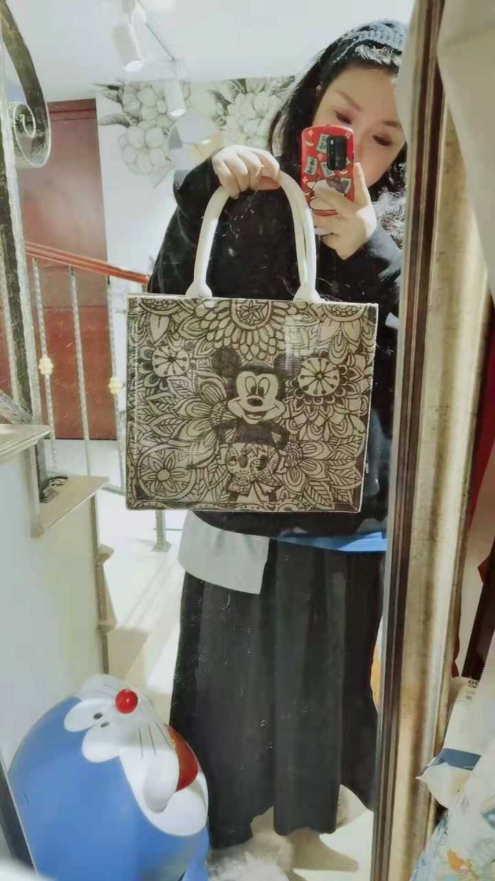 女神节！杭州男孩送出无价版“爱妈仕”包包！网友：我缺的是包吗？缺的是这样的儿子