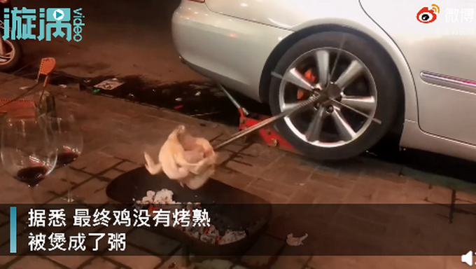 广东一男子发动汽车后轮做烤鸡，鸡没烤熟煲成了粥！网友：得耗不少油吧