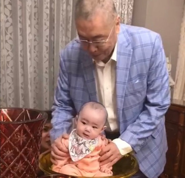81岁钢琴大师刘诗昆老来得女，满脸笑容掩不住，新一代“奇迹爸爸”