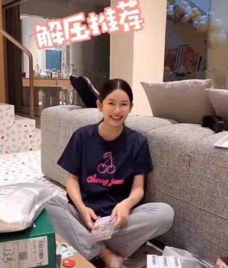 张子萱晒美照，喊话陈赫：就永远这样爱下去吧，却被吐槽脸又变了