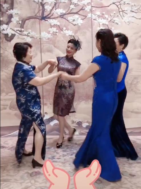 朱军80岁岳母与3女儿穿旗袍跳舞，胸前珍珠项链