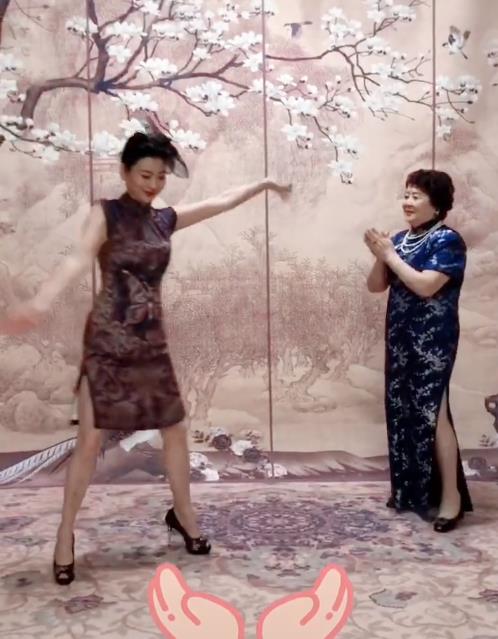 朱军80岁岳母与3女儿穿旗袍跳舞，胸前珍珠项链
