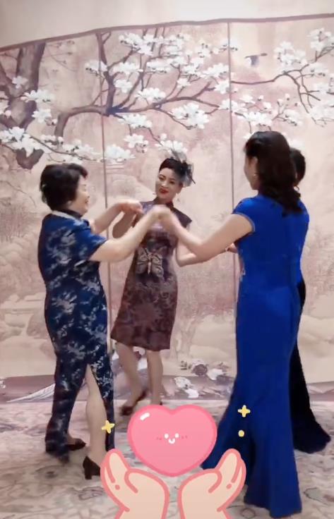 朱军80岁岳母与3女儿穿旗袍跳舞，胸前珍珠项链