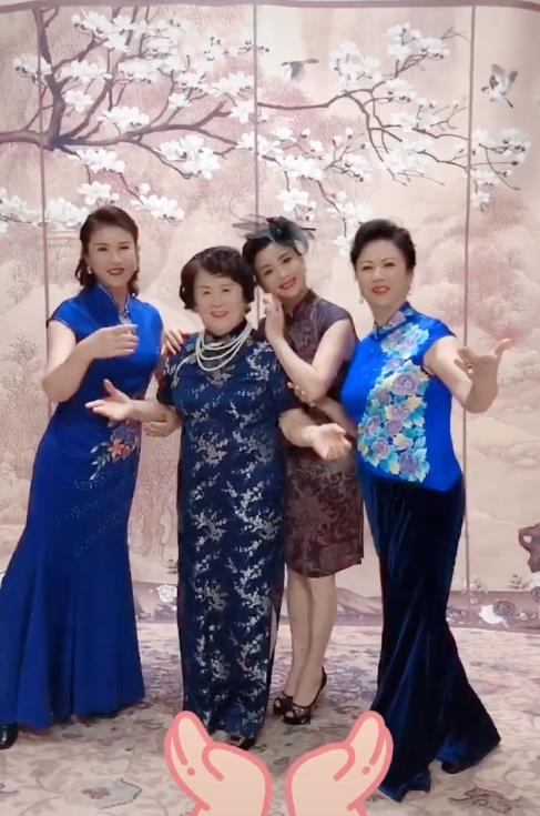 朱军80岁岳母与3女儿穿旗袍跳舞，胸前珍珠项链