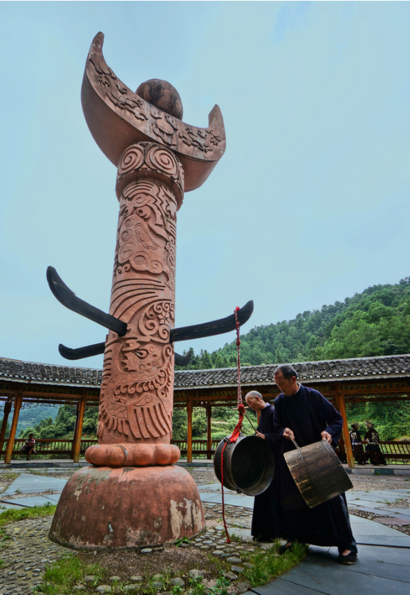 据载1896年英国传教士将基督教带到南花苗寨,完全按照苗族传统建筑