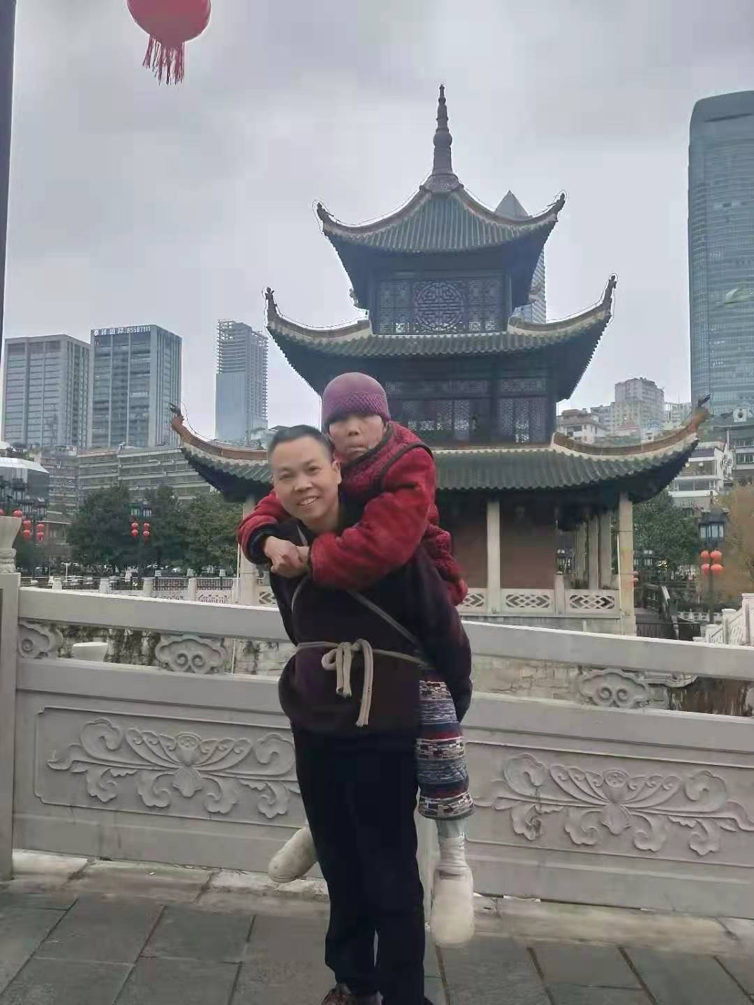 邵阳孝子背81岁瘫痪母亲去贵州看风景感动全网，潇湘晨报联合阿里天天正能量奖励5000元