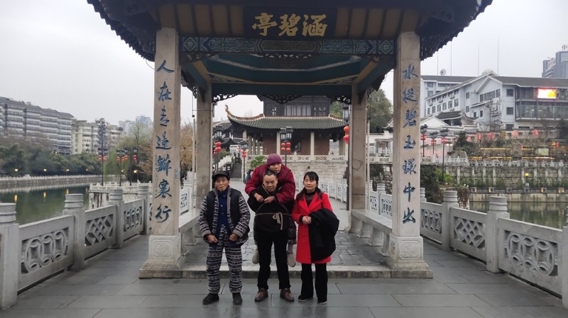 邵阳孝子背81岁瘫痪母亲去贵州看风景感动全网，潇湘晨报联合阿里天天正能量奖励5000元