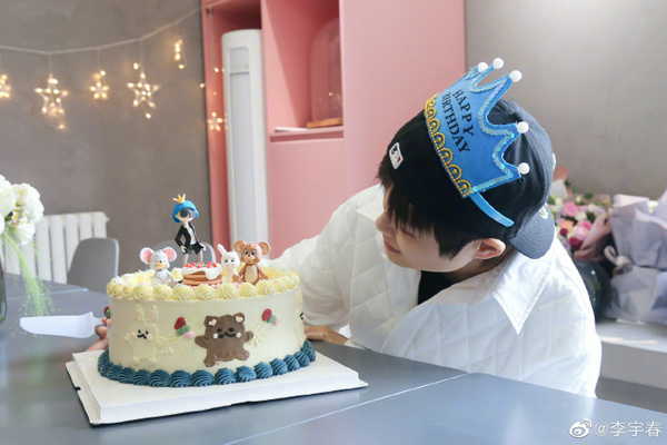 喝醪|李宇春生日喝醪糟 画面很有反差萌