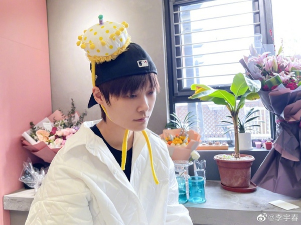 喝醪|李宇春生日喝醪糟 画面很有反差萌