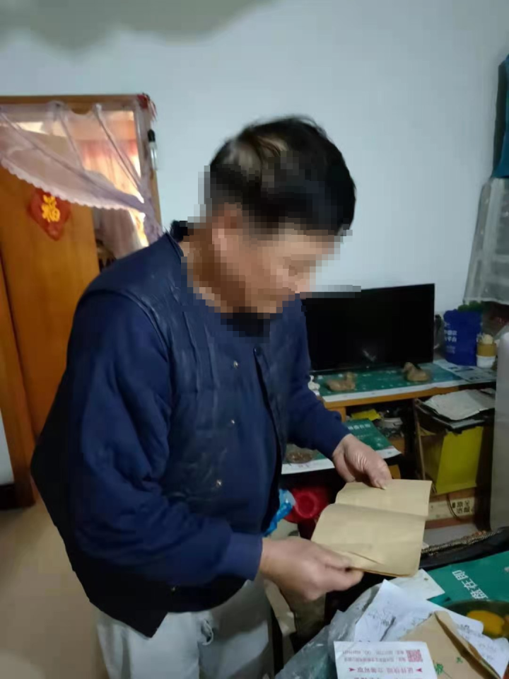 小伙突然上门报12年前一宿一饭之恩，浙江老人为何闭门不见？