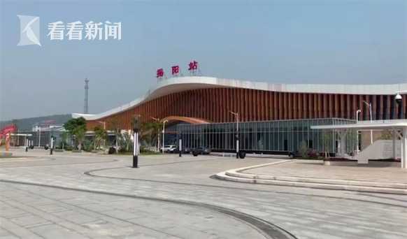 尴尬！高铁站厕所天花板反光 女厕&quot;坑位&qu