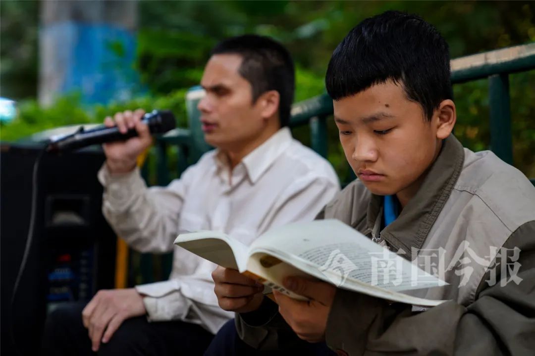 13歲少年柳州街頭苦讀，陪盲父賣唱7年：手中有未來，肩上是擔(dān)當(dāng)