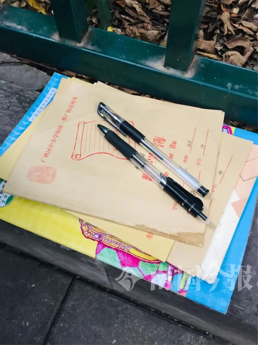 13歲少年柳州街頭苦讀，陪盲父賣唱7年：手中有未來，肩上是擔(dān)當(dāng)