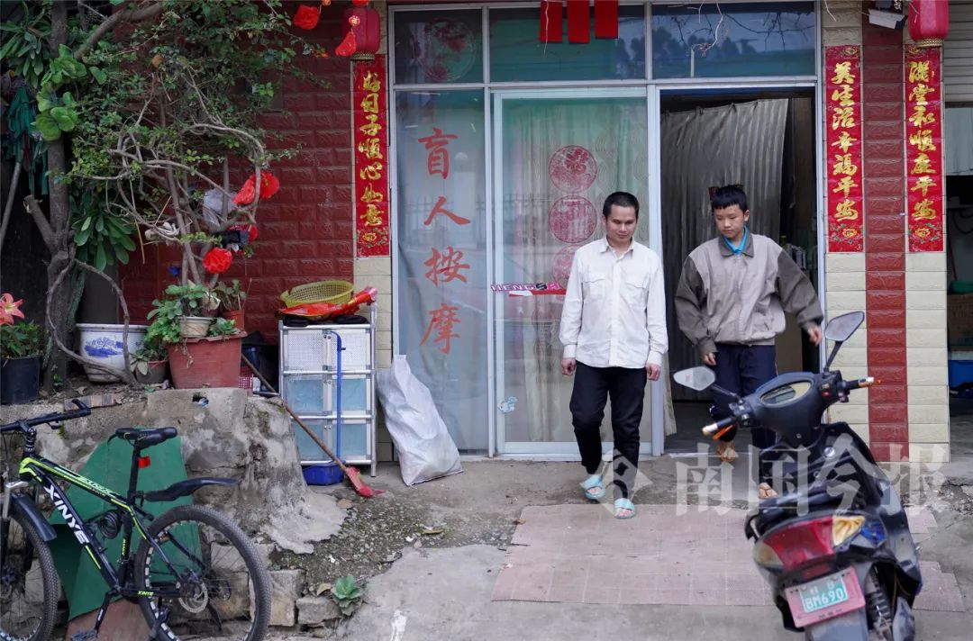 13歲少年柳州街頭苦讀，陪盲父賣唱7年：手中有未來，肩上是擔(dān)當(dāng)