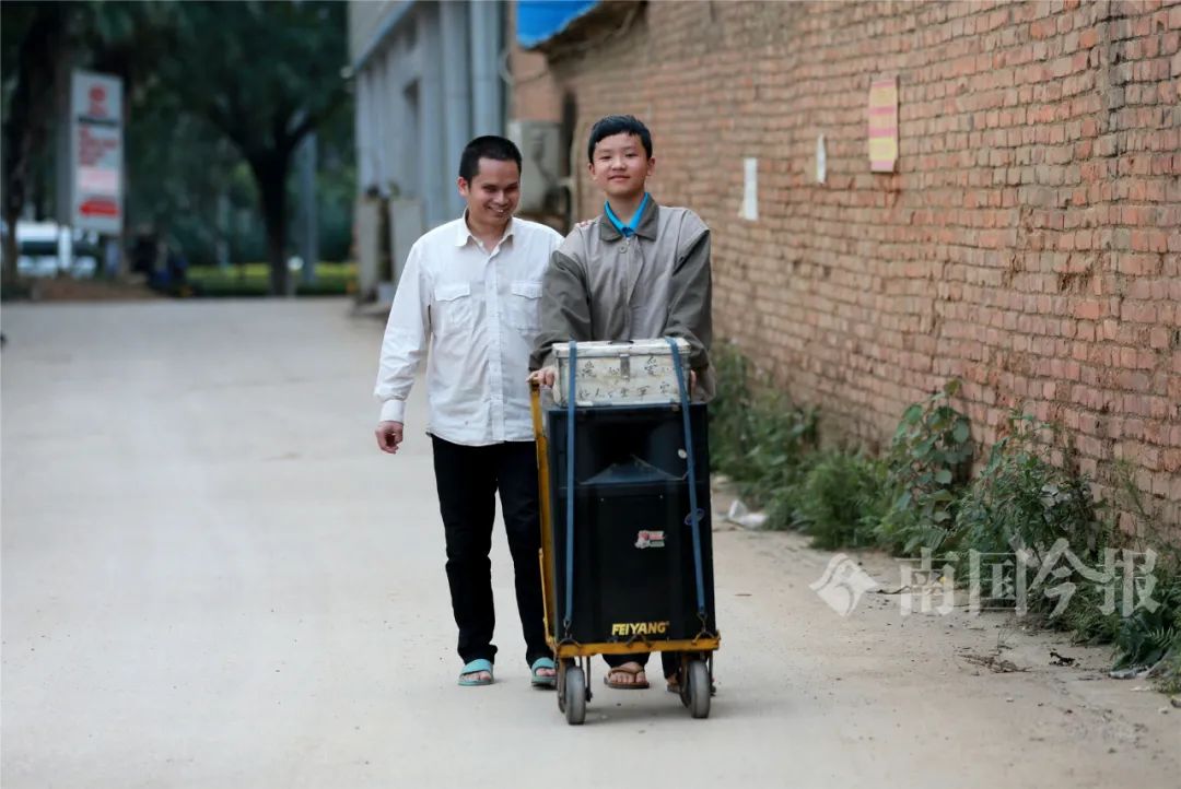 13歲少年柳州街頭苦讀，陪盲父賣唱7年：手中有未來，肩上是擔(dān)當(dāng)