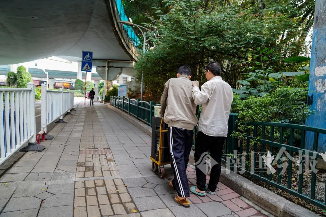 13歲少年柳州街頭苦讀，陪盲父賣唱7年：手中有未來，肩上是擔(dān)當(dāng)