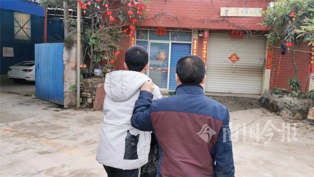 13歲少年柳州街頭苦讀，陪盲父賣唱7年：手中有未來，肩上是擔(dān)當(dāng)
