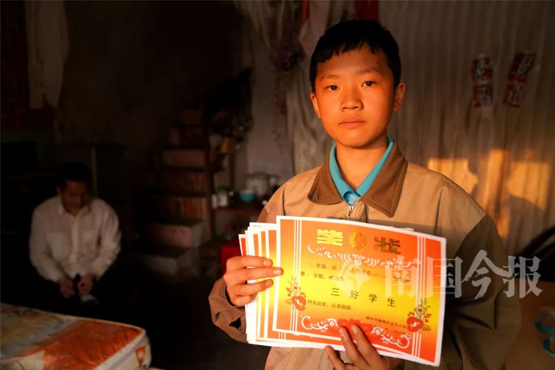 13歲少年柳州街頭苦讀，陪盲父賣唱7年：手中有未來，肩上是擔(dān)當(dāng)
